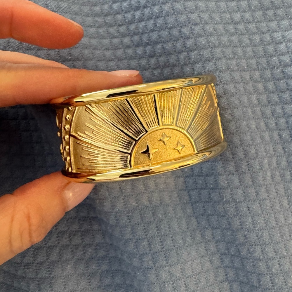 Jane Win Gold Strong Rising Sun Cuff Bracelet - Picture 4 of 8